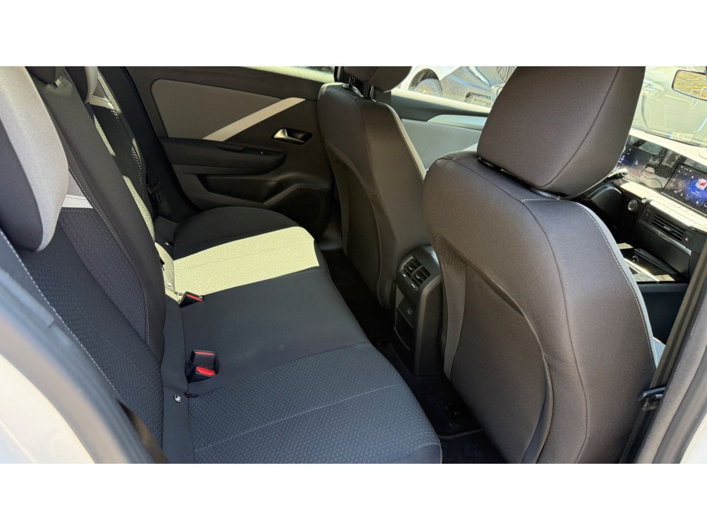 Fahrzeugabbildung Opel Astra L Sports Tourer Edition Navi Digitales Coc