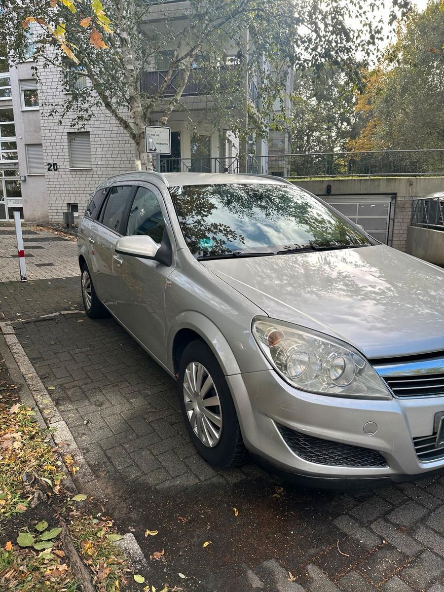 Opel Astra 2009 — interior
