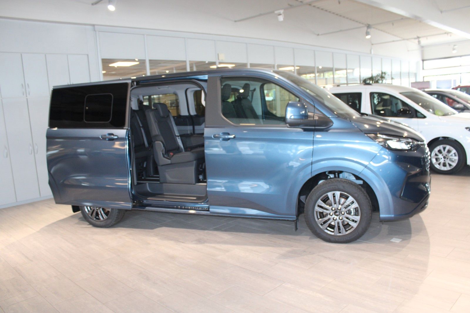 Fahrzeugabbildung Ford Tourneo Custom L1 Titanium 8-Sitze LED NAVI AHK