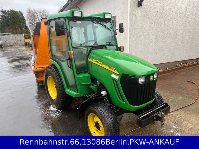 John Deere 3720 mit Greenline Mähcontainer SCH230