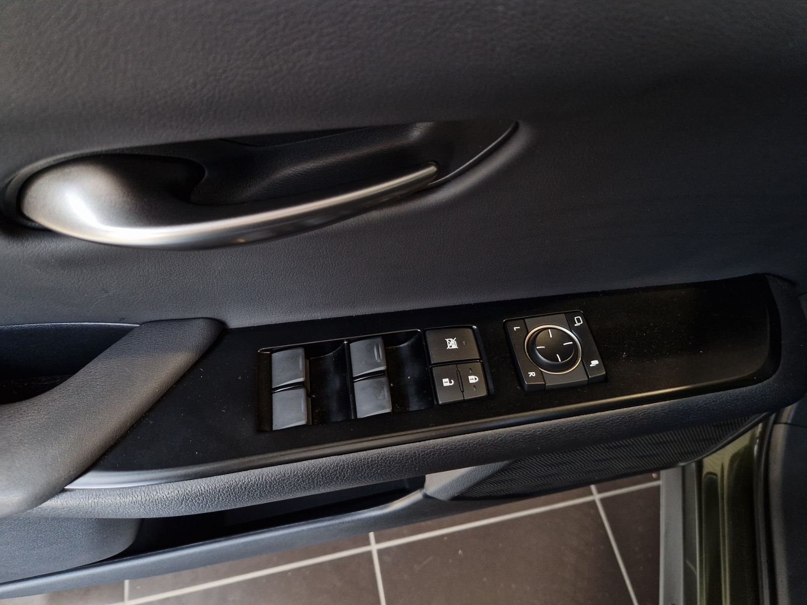 Fahrzeugabbildung Lexus UX 250 h Style LED ALU