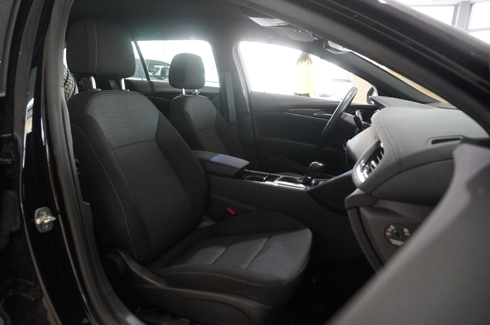 Fahrzeugabbildung Opel Insignia B ST 2.0T ELEGANCE NAVI/LED/VIRT./DAB+