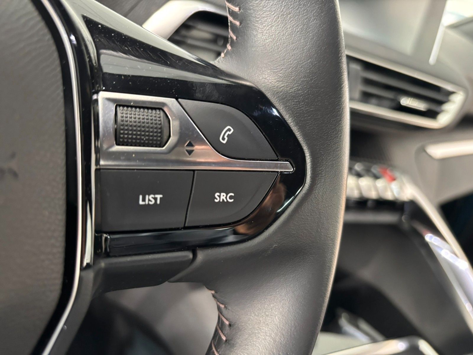 Fahrzeugabbildung Peugeot 3008 1.2T ACTIVE PACK NAVI/LED/SPORT/VIRT/PDC
