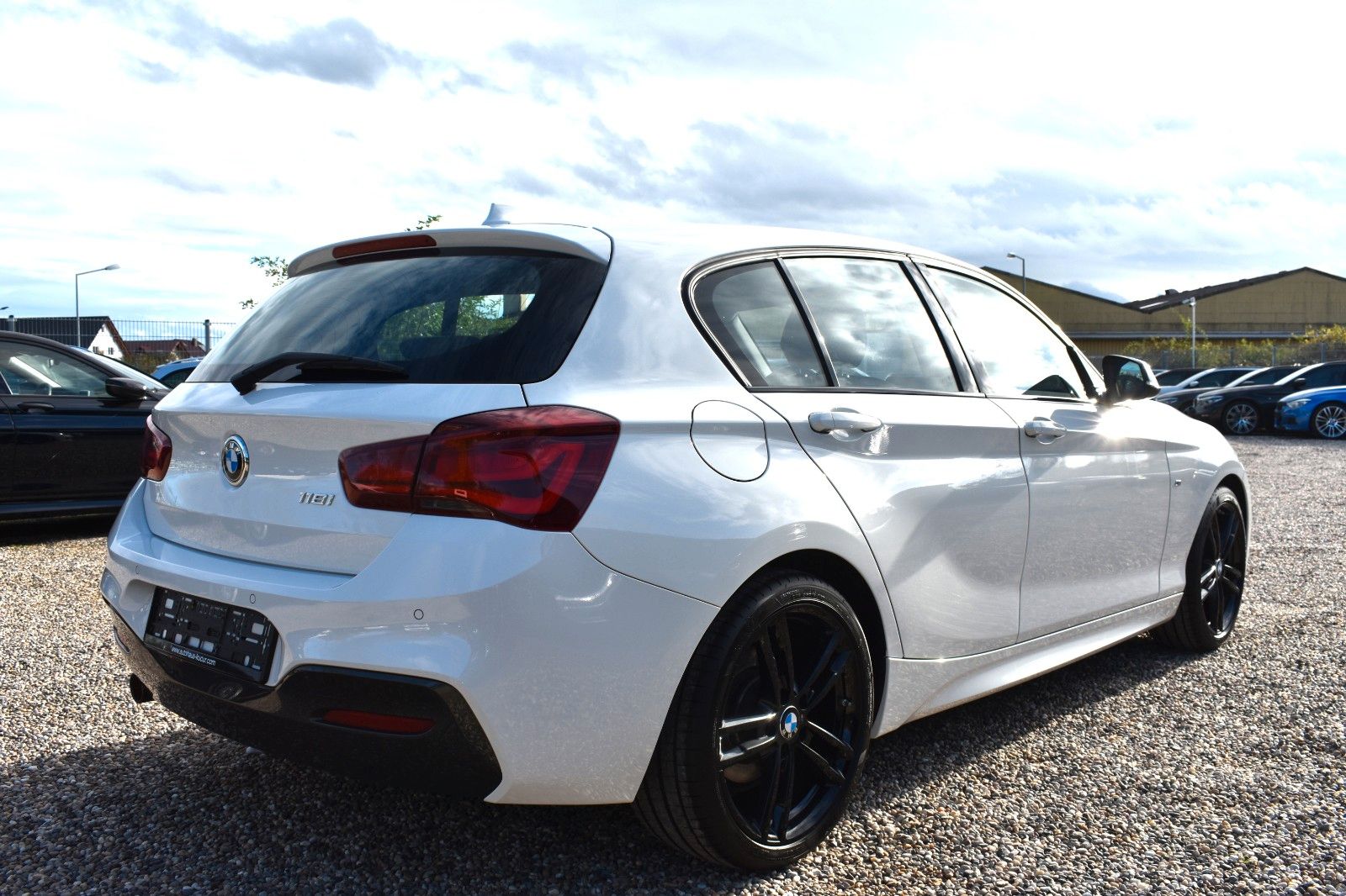 Fahrzeugabbildung BMW 118i Lim. Edition M Sport Shadow Navi Leder LED