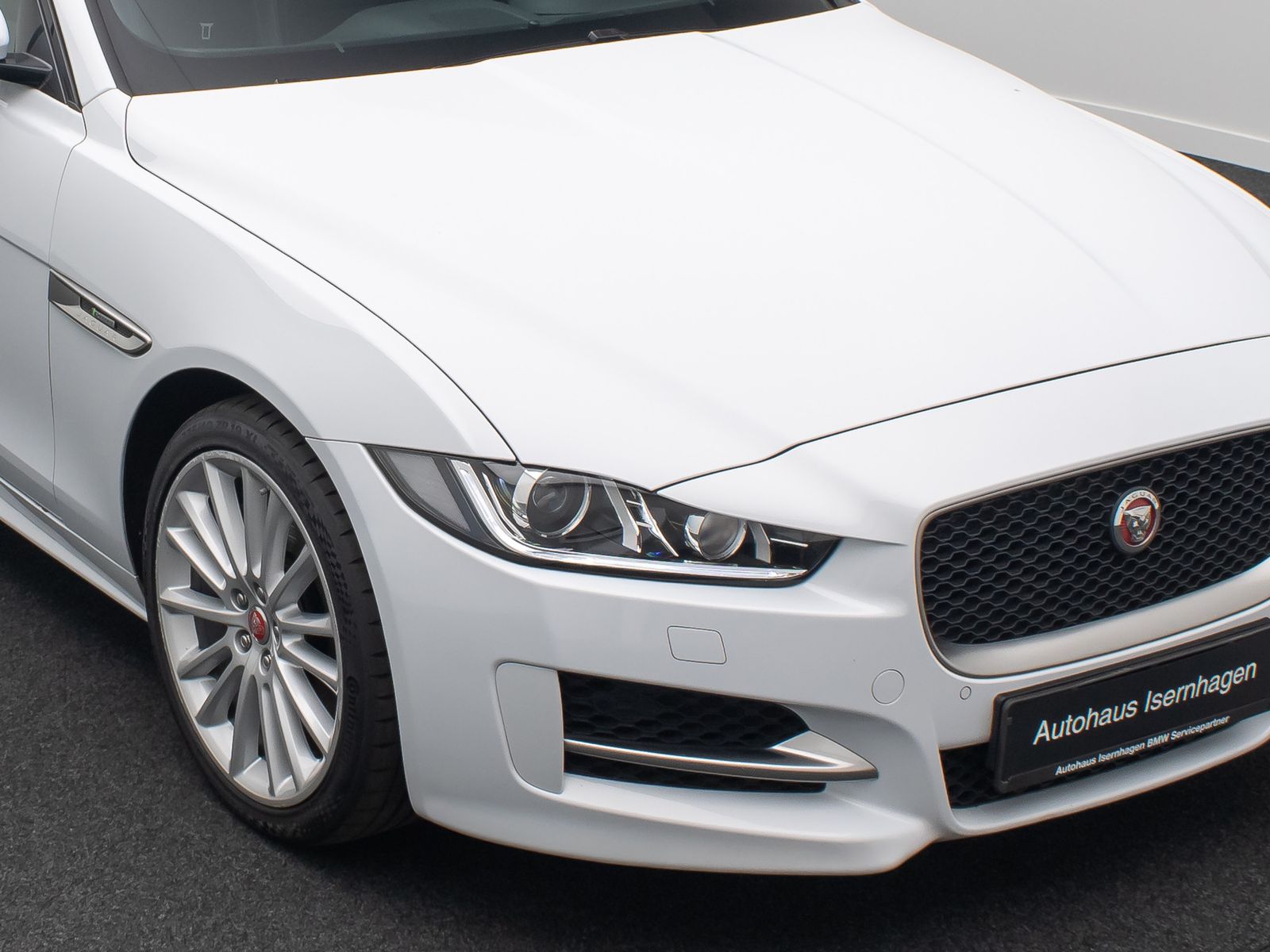 Fahrzeugabbildung Jaguar XE R-Sport FahrAssist Navi Sound Komfort 19Zoll