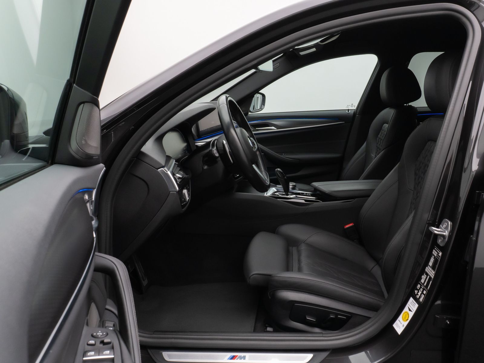 Fahrzeugabbildung BMW 530d xD M Sport Kamera HUD DAB H/K Komfort Alarm