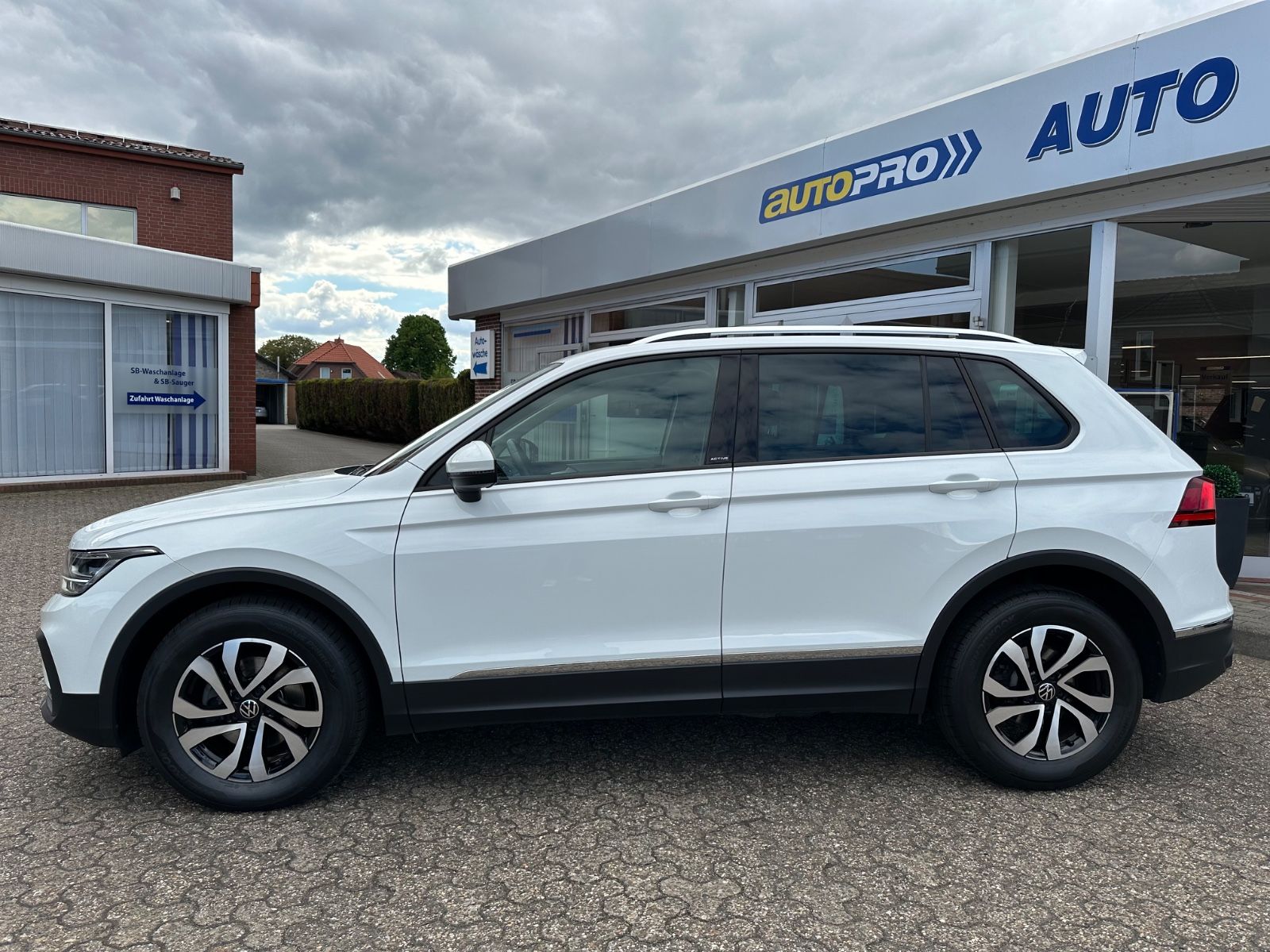 Fahrzeugabbildung Volkswagen Tiguan 2.0 TDI Active AHK/Navi/LED/SHZG/ACC