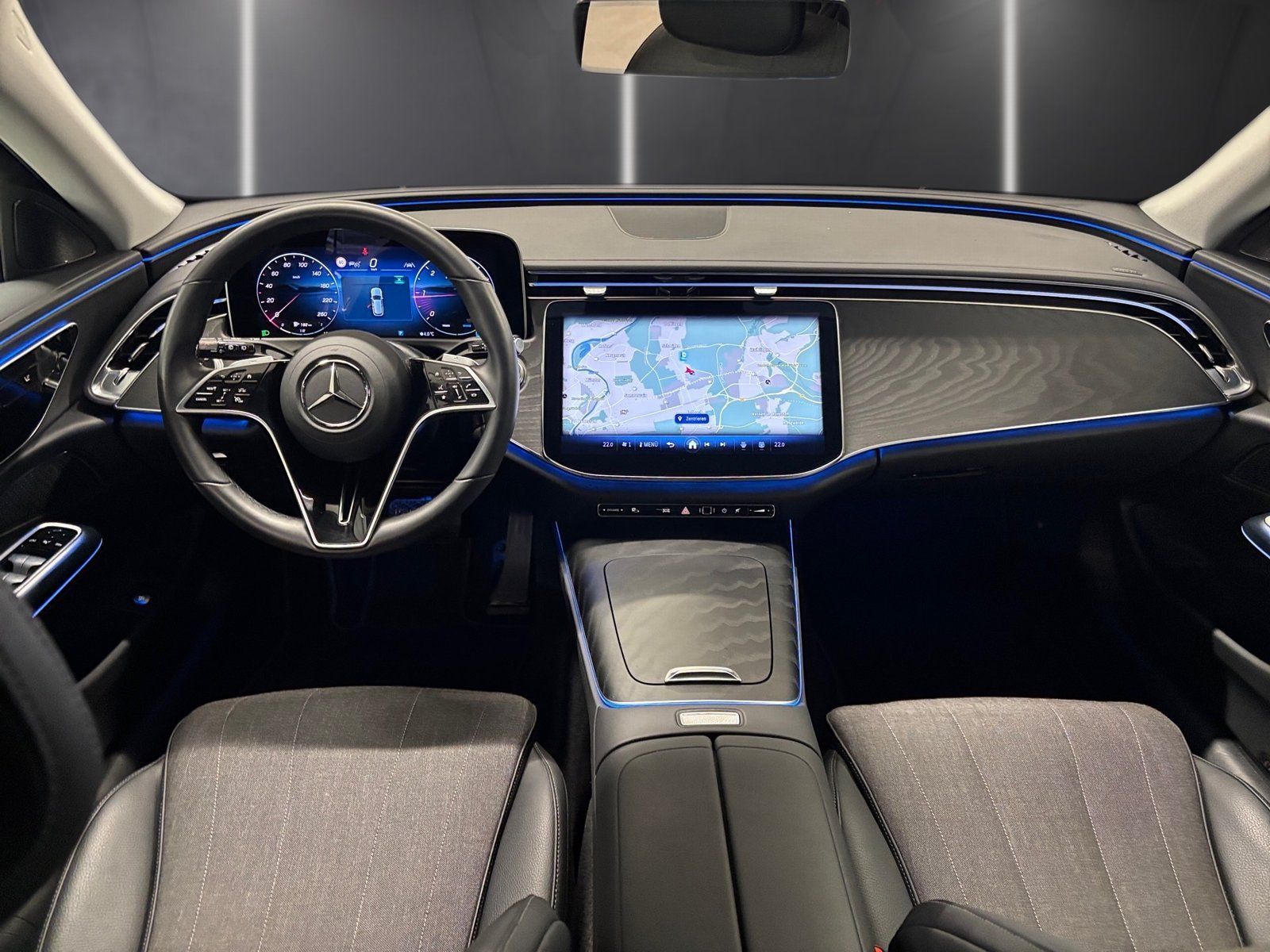 Fahrzeugabbildung Mercedes-Benz E 220 T d Avantgarde*AHK*Distronic*Totwinke*LED*