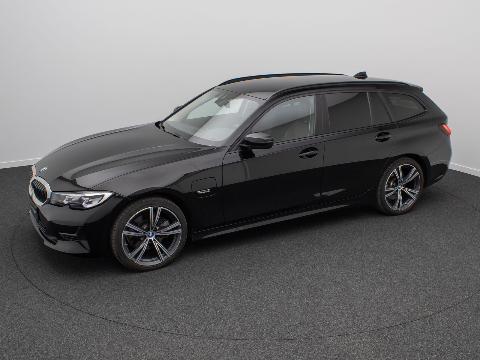 Fahrzeugabbildung BMW 320e Stop&Go DAB Alarm AHK HiFi Sportsitz 19Zoll