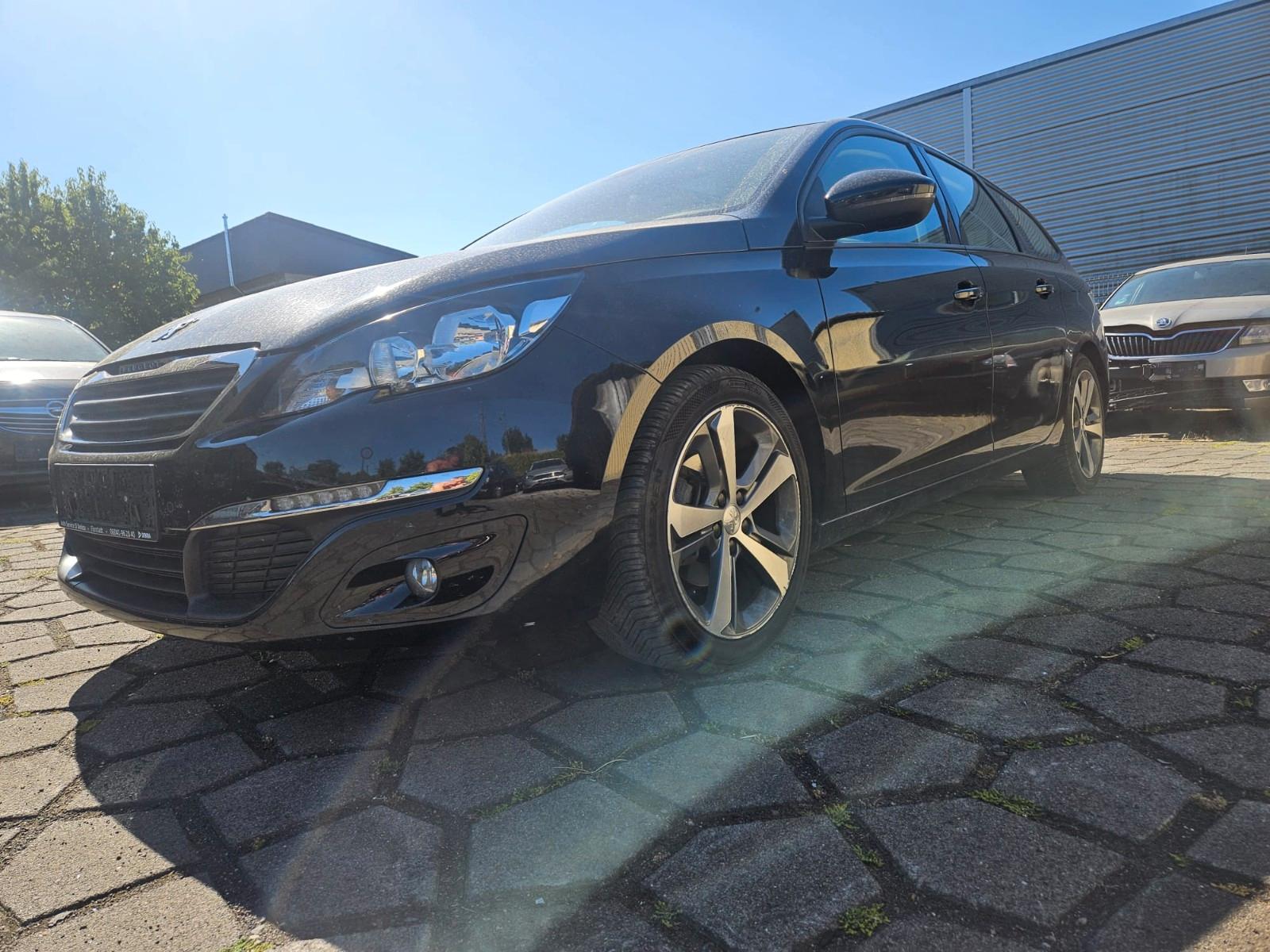 Peugeot 308 2015 — rear view