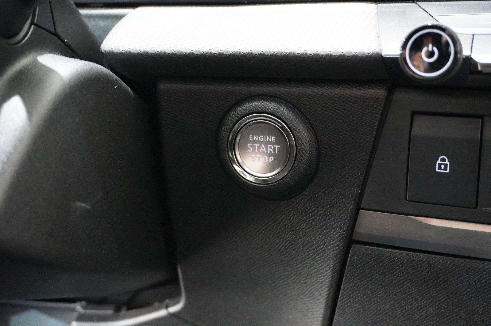 Fahrzeugabbildung Opel Astra L Lim. 1.6 HYBRID ELEGANCE NAVI/LED/KAMERA