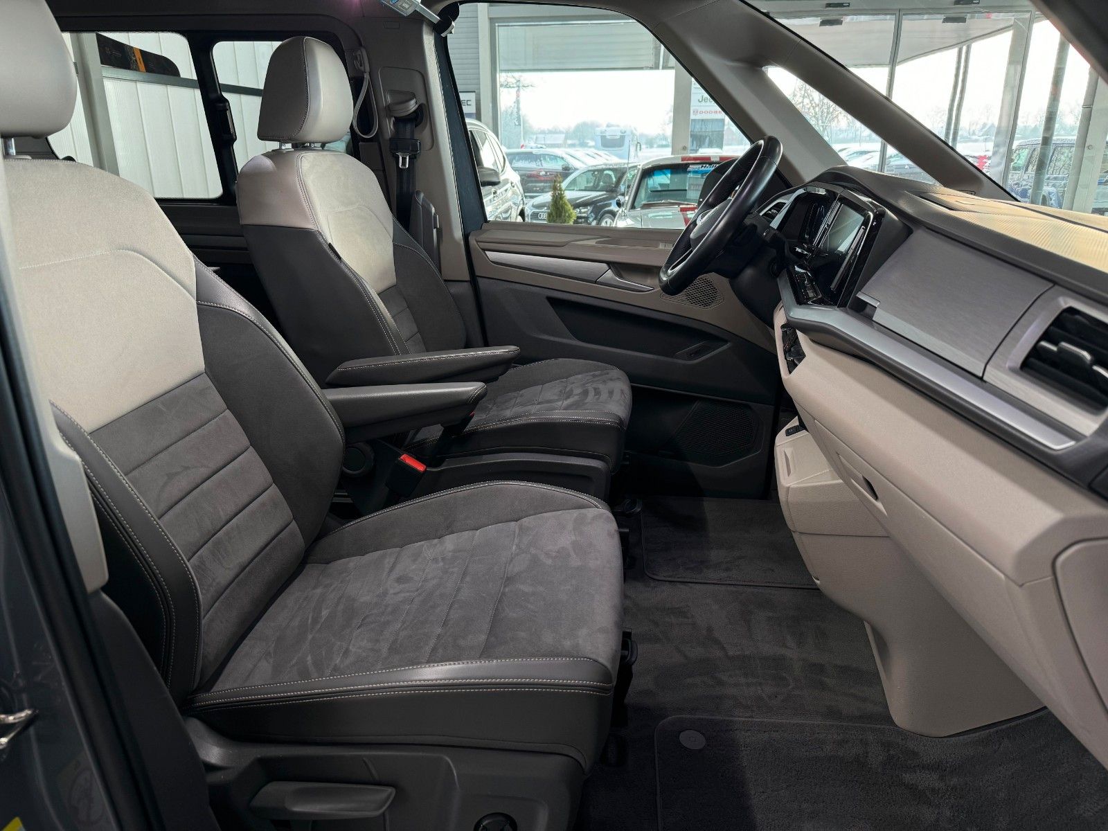 Fahrzeugabbildung Volkswagen T7 Multivan LANG 1.4 TSI eHybrid Life "AHK PANO"