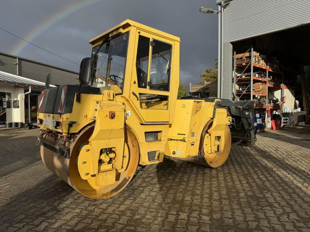 BOMAG BW144 AD-2 mit Splittstreuer BS180