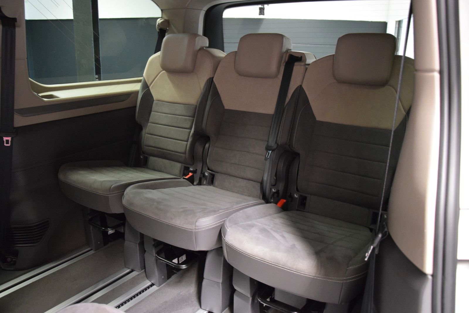 Fahrzeugabbildung Volkswagen T7 Multivan Style lang ACC Matrix vis-a-vis AHK