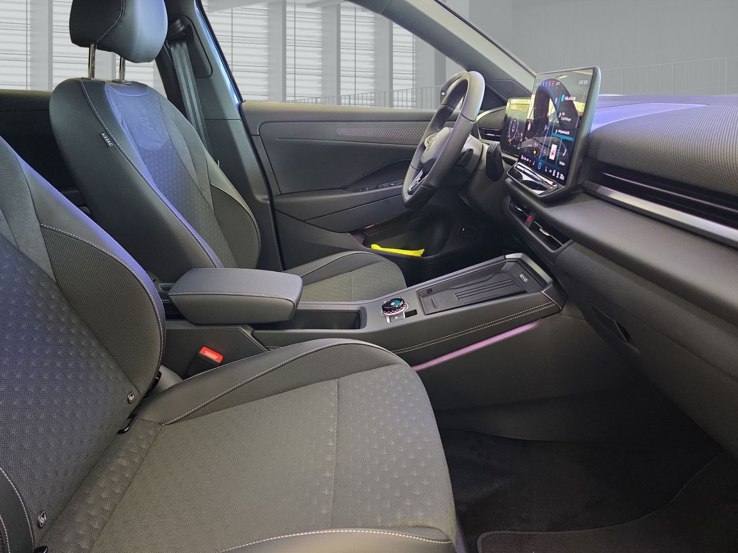 Fahrzeugabbildung Volkswagen T-Roc R-Line 1.5 eTSI DSG HUD Navi Digitales Coc