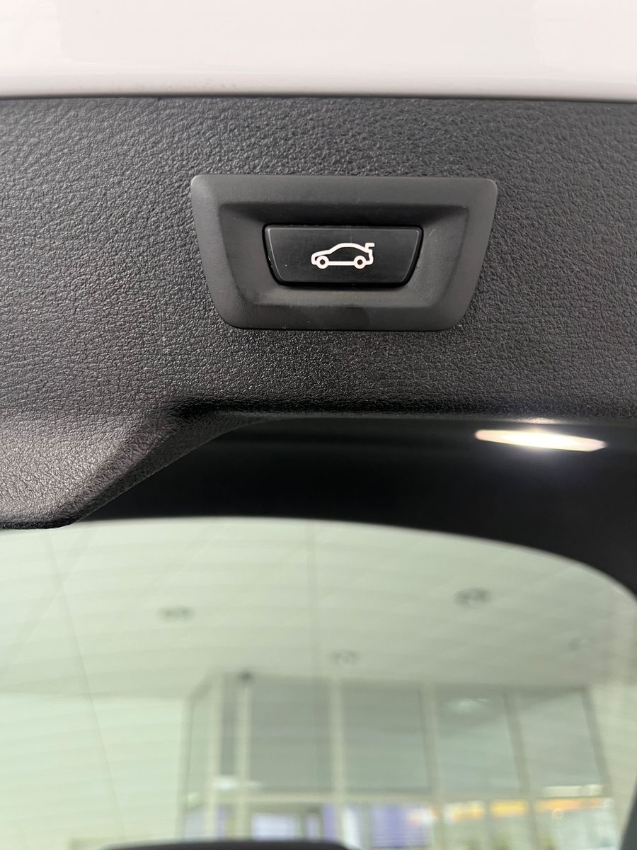 Fahrzeugabbildung BMW X6 xDrive 30 d M sport Paket *MINERALWEISS*