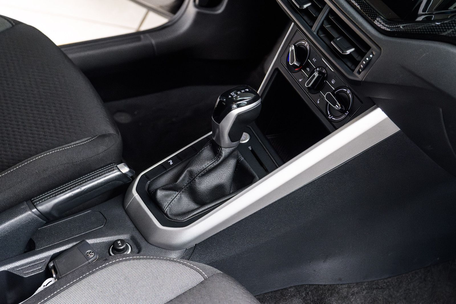 Fahrzeugabbildung Volkswagen Polo VI Life+LED+SHZ+NAVI+GJR+KEYLESS+DAB+AUTOMA