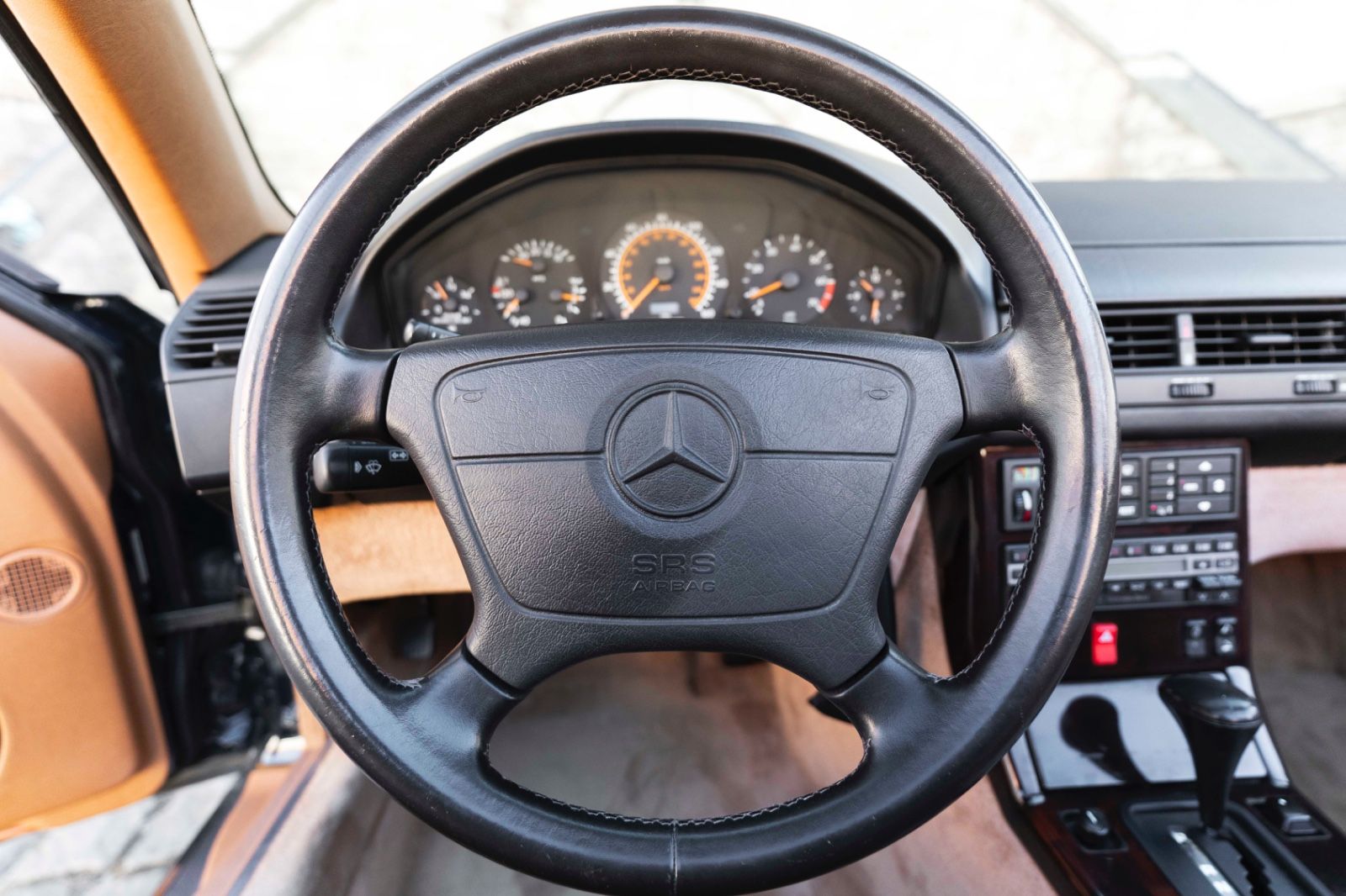 Fahrzeugabbildung Mercedes-Benz SL 500 TEMPOMAT ELEK.SITZE LEDER