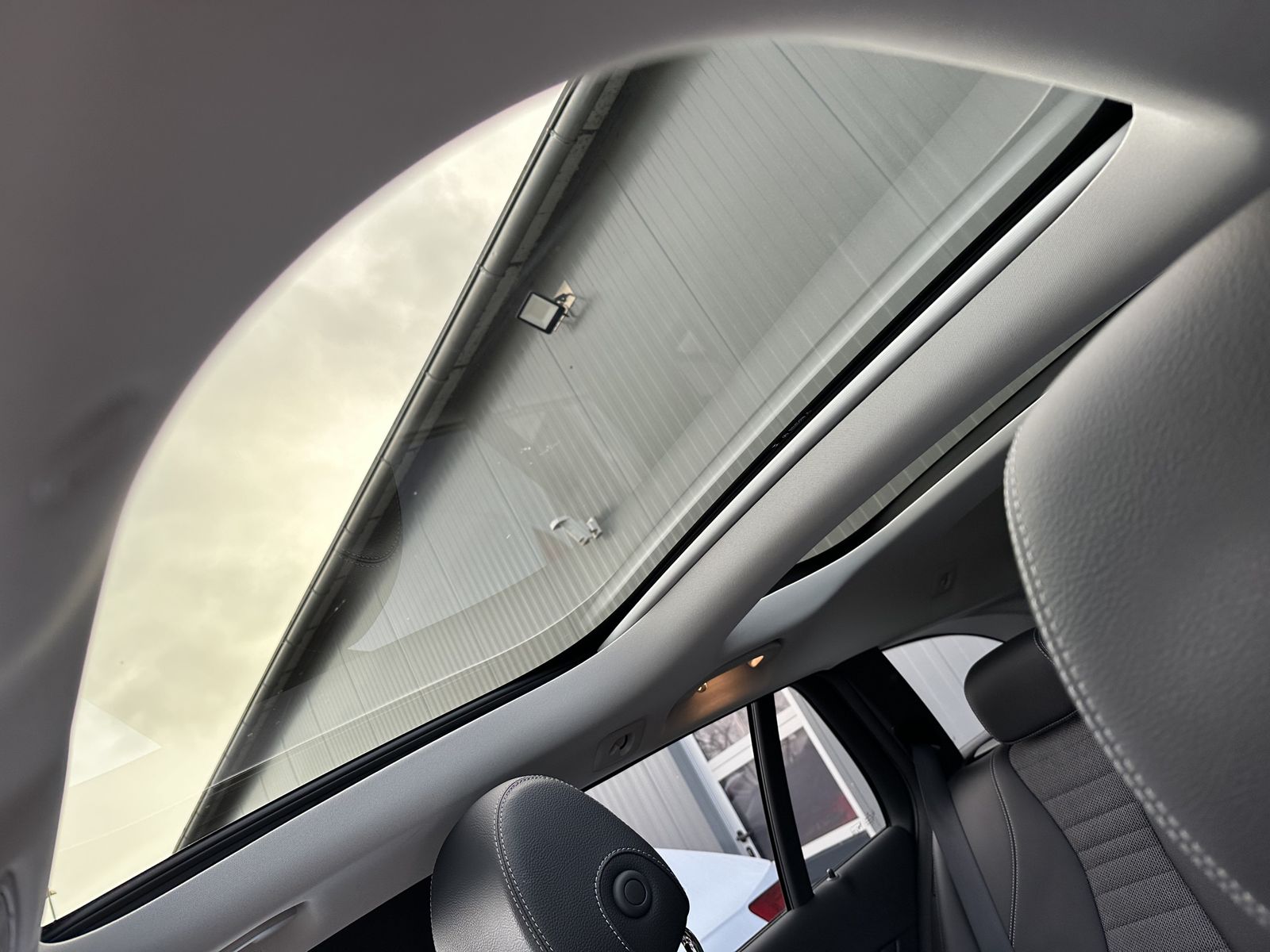 Fahrzeugabbildung Mercedes-Benz E 300de T Avantgarde NAV+LED+PANORAMA+HUD+AHK