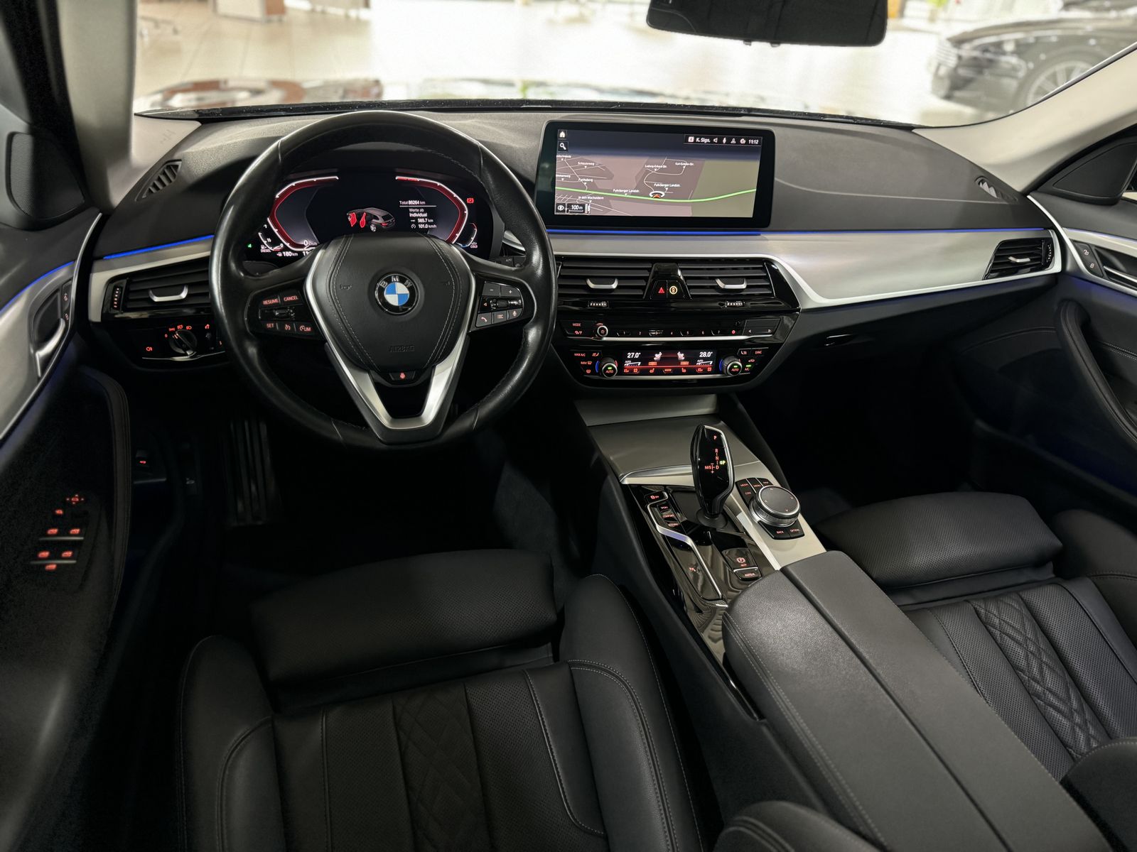 Fahrzeugabbildung BMW 520d Panorama Kamera DAB HiFi DisplKey AHK Sport