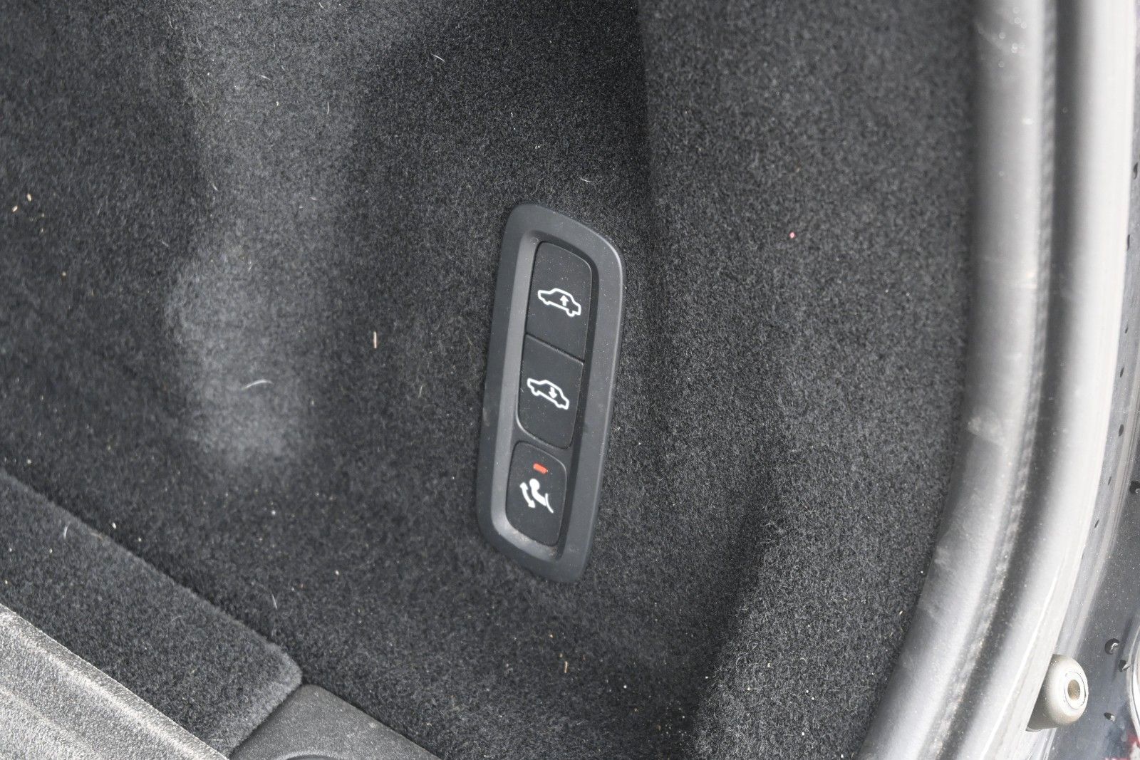Fahrzeugabbildung Volvo XC60 B5D AWD R-Design*LED*PANO*STHZ*LUFT*B&W*AHK