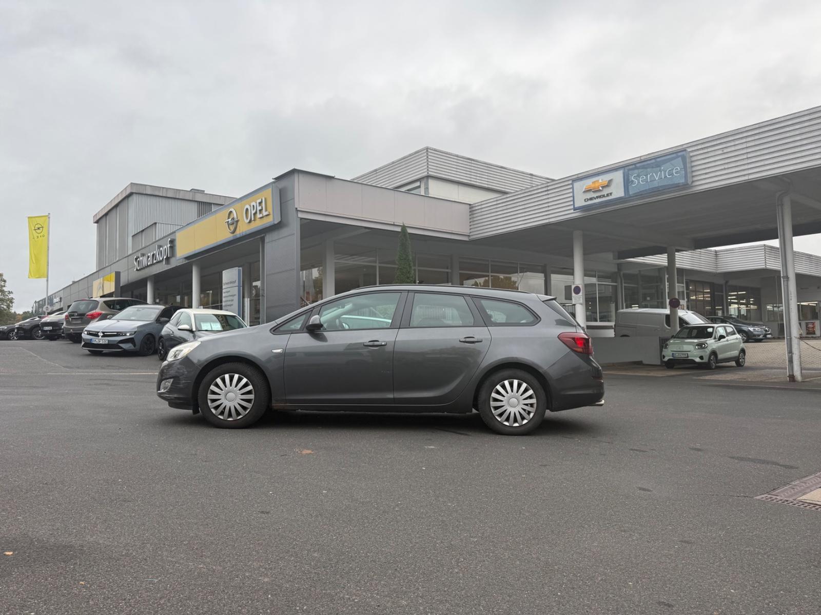 Opel Astra 2011 — вигляд ззаду