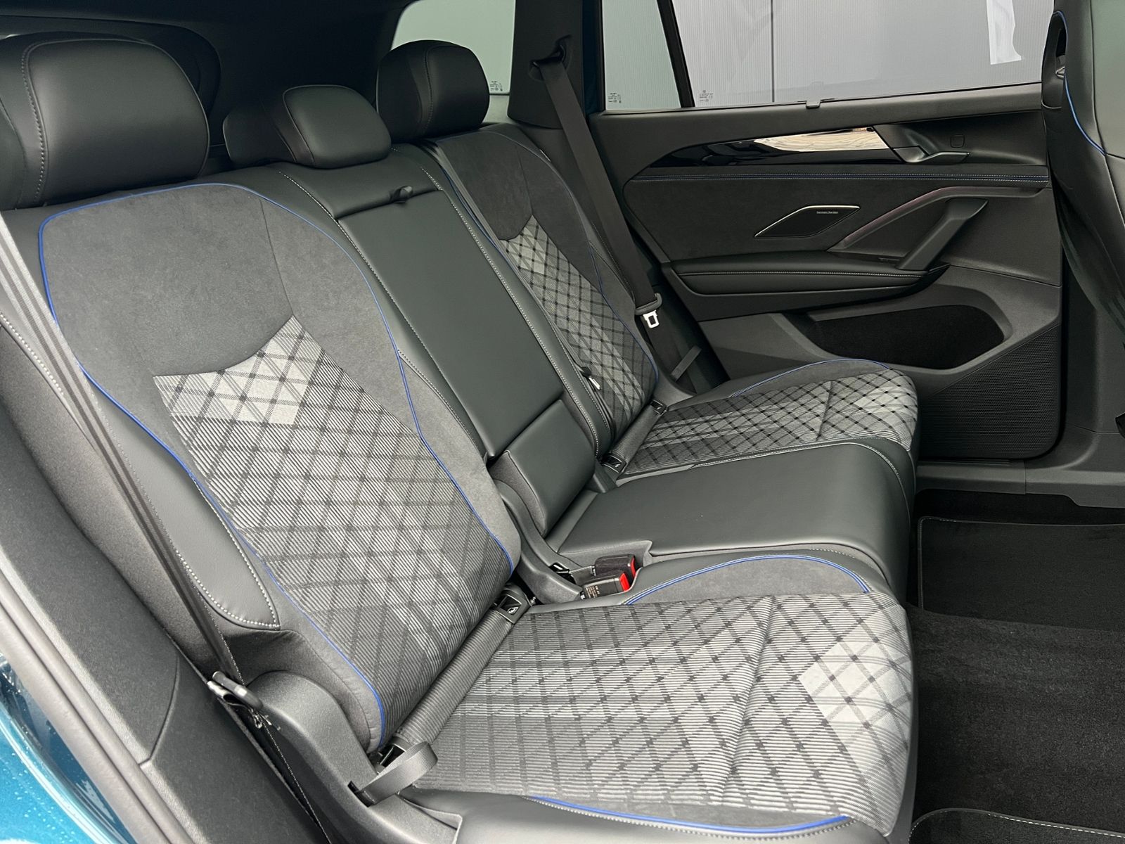 Fahrzeugabbildung Volkswagen Tayron R-Line 2.0 TDI DSG 4MOTION *AHK, IQ.Light