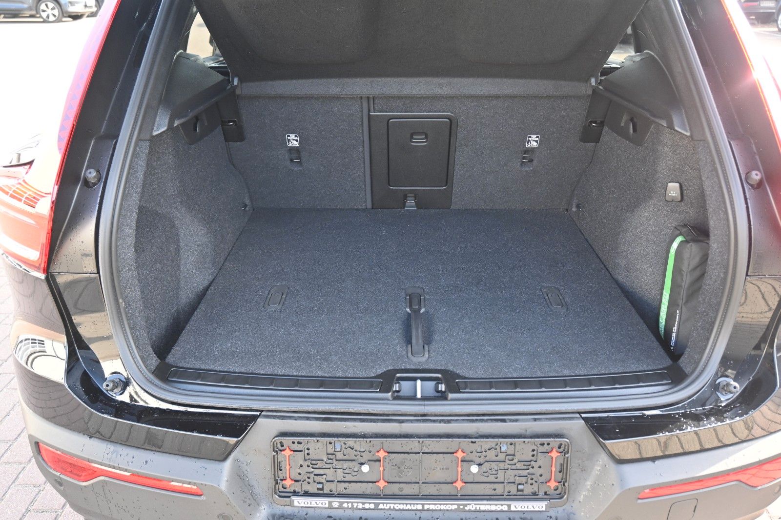 Fahrzeugabbildung Volvo XC40 B3 Plus Black Edition *360°*ACC*NAV*LED*PAN