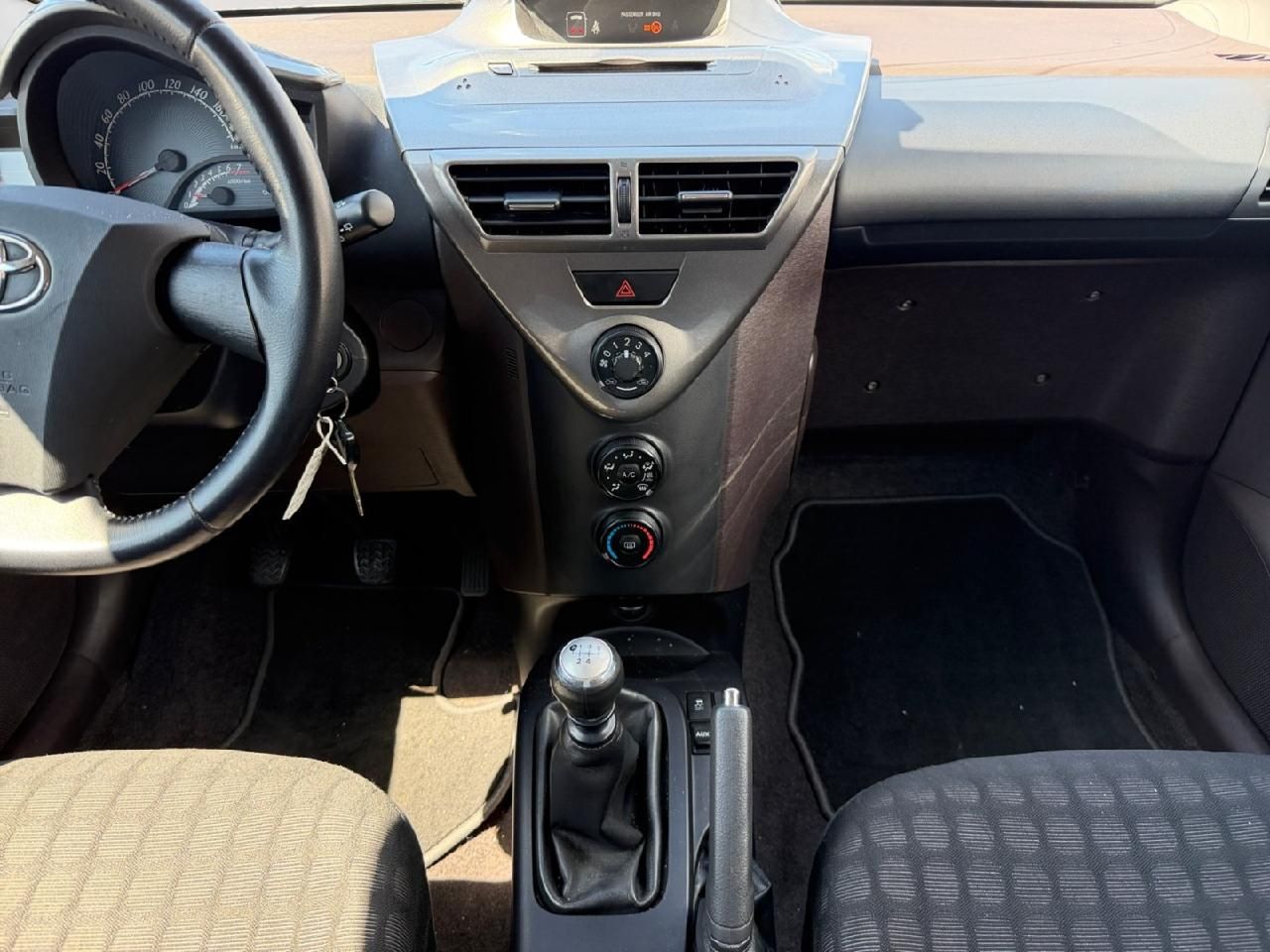 Fahrzeugabbildung Toyota iQ +