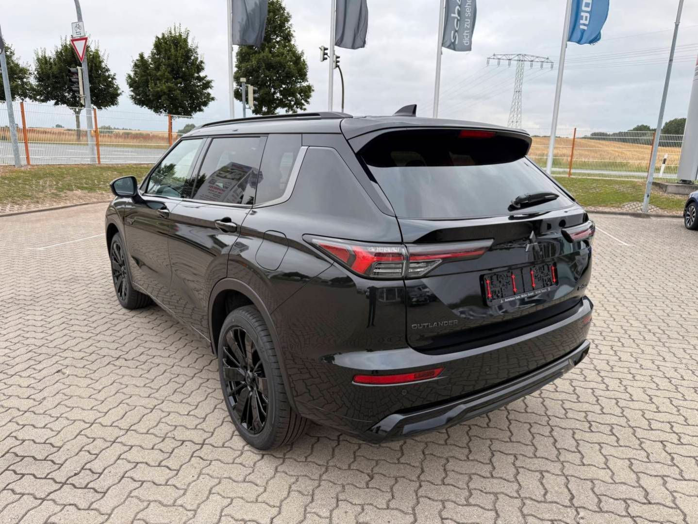 Fahrzeugabbildung Mitsubishi Outlander Plug-in Hybrid Black  2.4