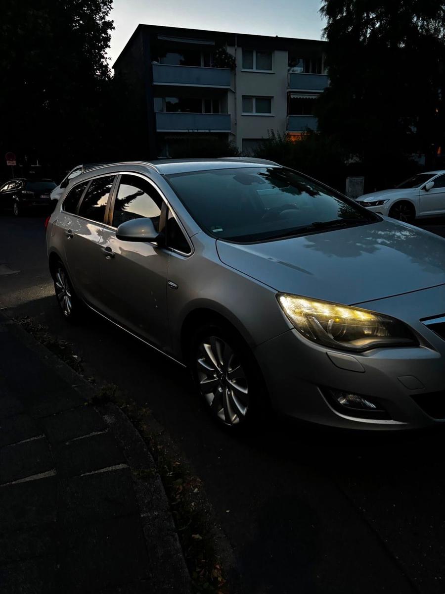 Opel Astra 2011 — салон