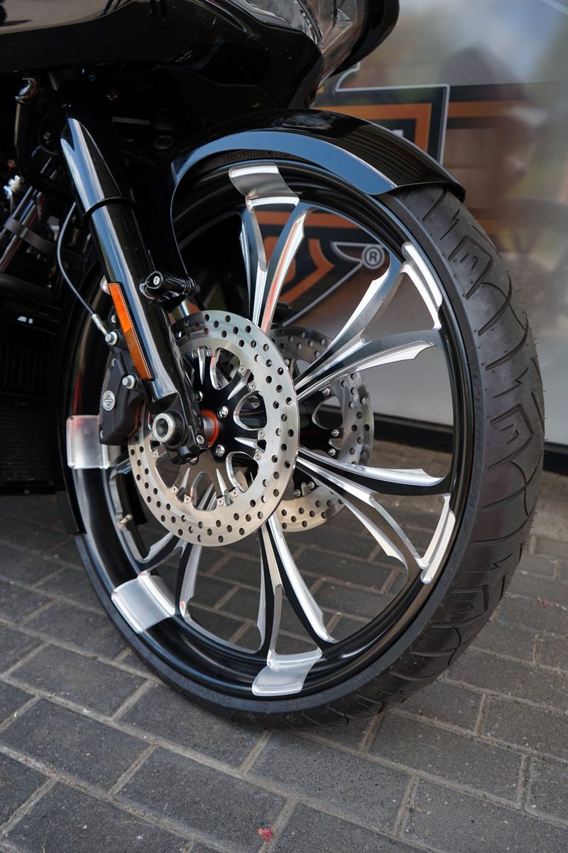 Fahrzeugabbildung Harley-Davidson Road Glide FLTRX 117 mit 26" Vorderrad JEKILL