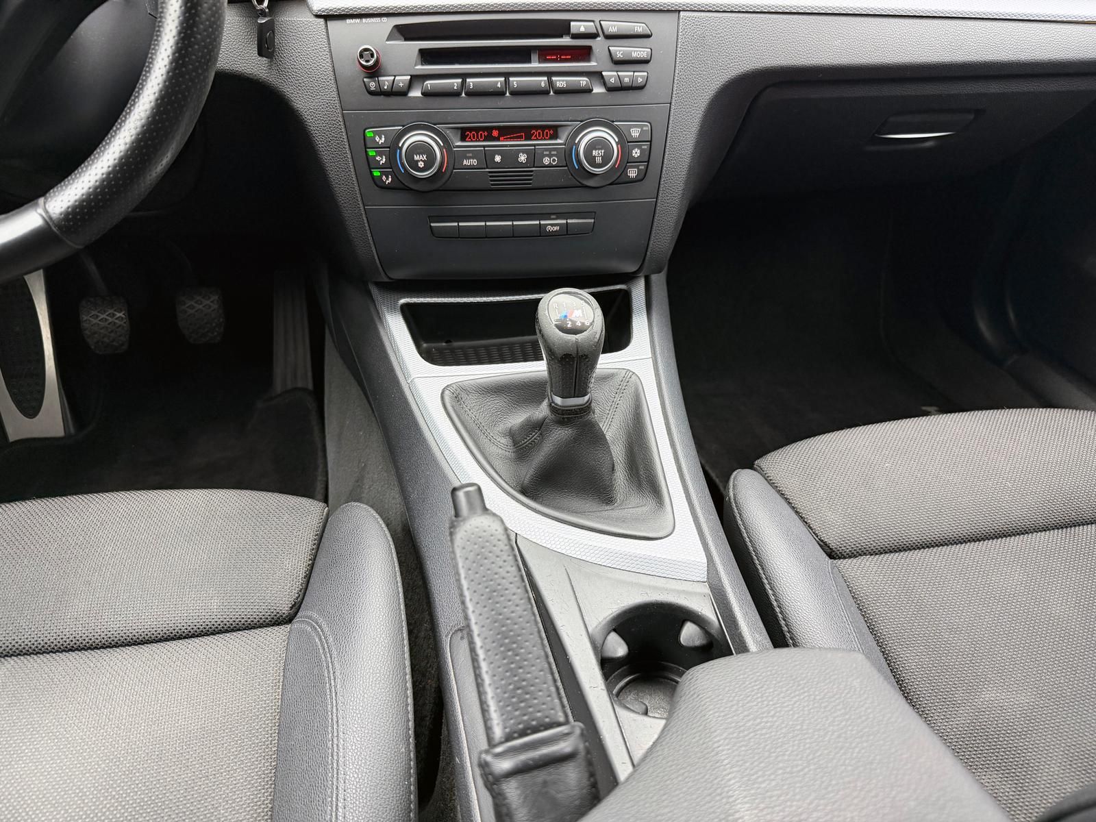 Fahrzeugabbildung BMW 118i M-PAKET/PDC/PANO/KLIMA/SCHECKHEFT/XENON/TFL