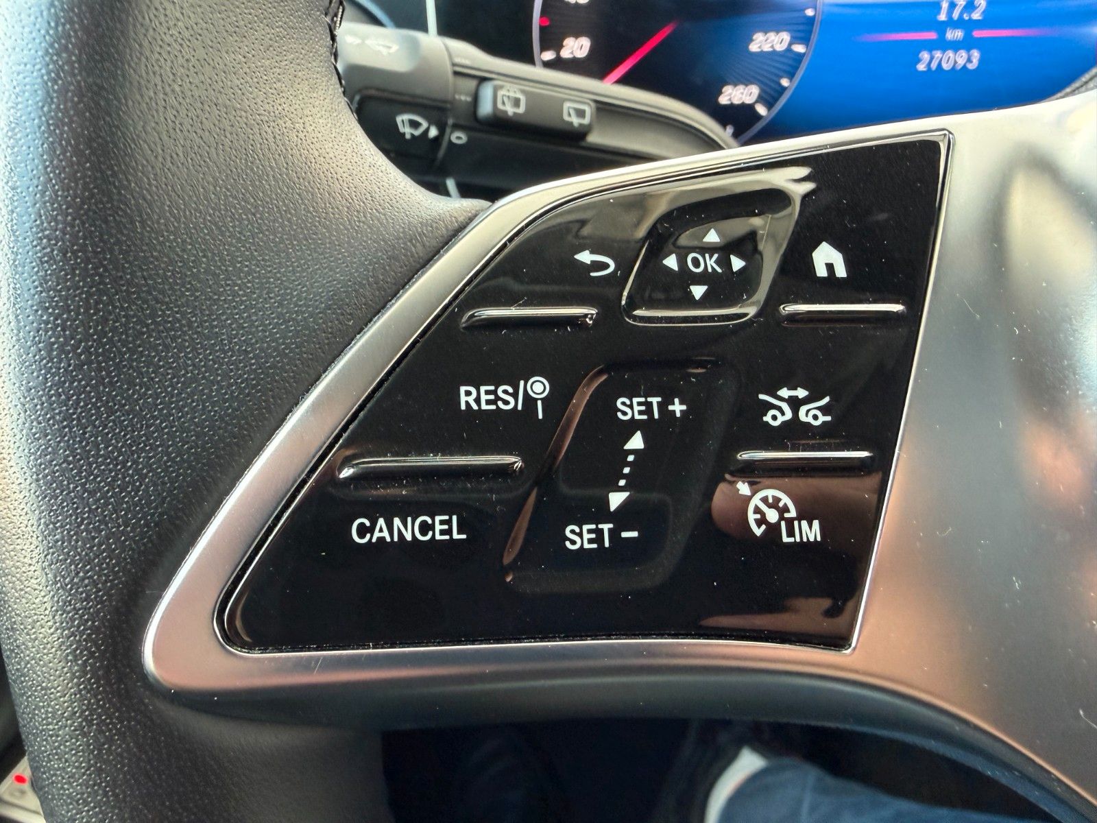 Fahrzeugabbildung Mercedes-Benz V 220 d DISTRONIC AHK2,5to 7Sitze