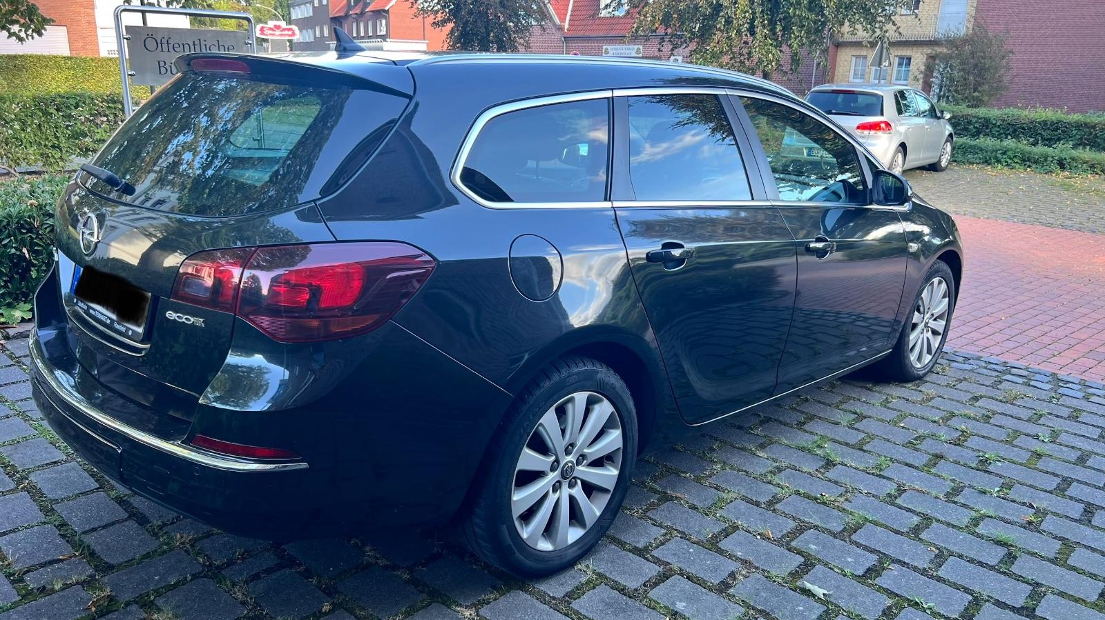 Opel Astra 2014 — interior