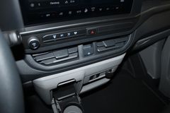 Fahrzeugabbildung Ford E- Transit Custom  L1 TREND 9-Sitze AHK NAVI uvm