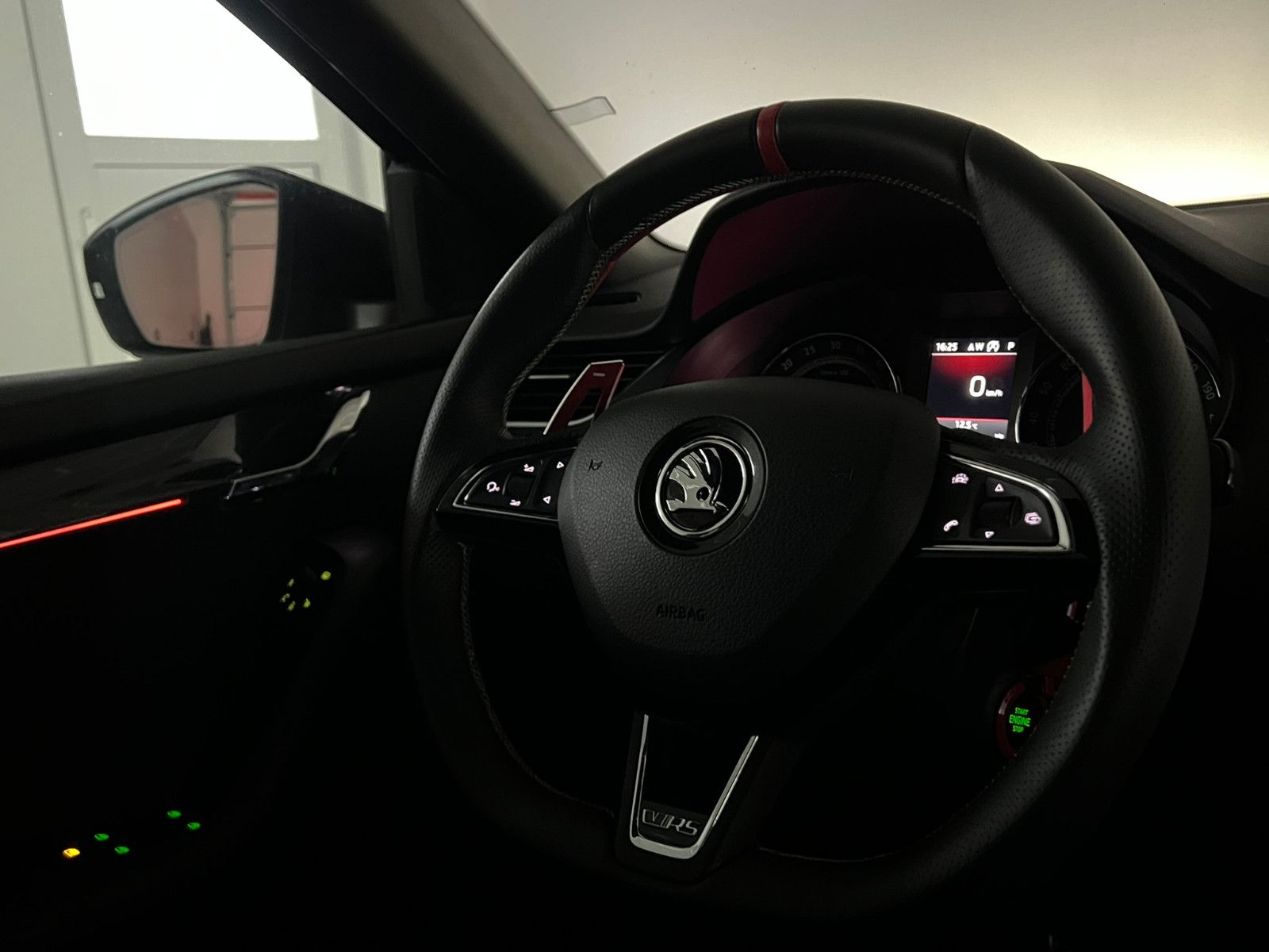 Fahrzeugabbildung SKODA Octavia 2.0 TDI Lim RS NAV/MEMORY/SMART/ACC/DAB