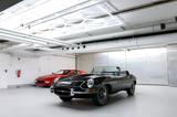 Jaguar E-Type Roadster Series 1.5 black on red - Jaguar E-Type mit Benzin-Antrieb: Cabrio