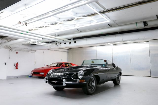 Jaguar E-Type Roadster Series 1.5 black on red