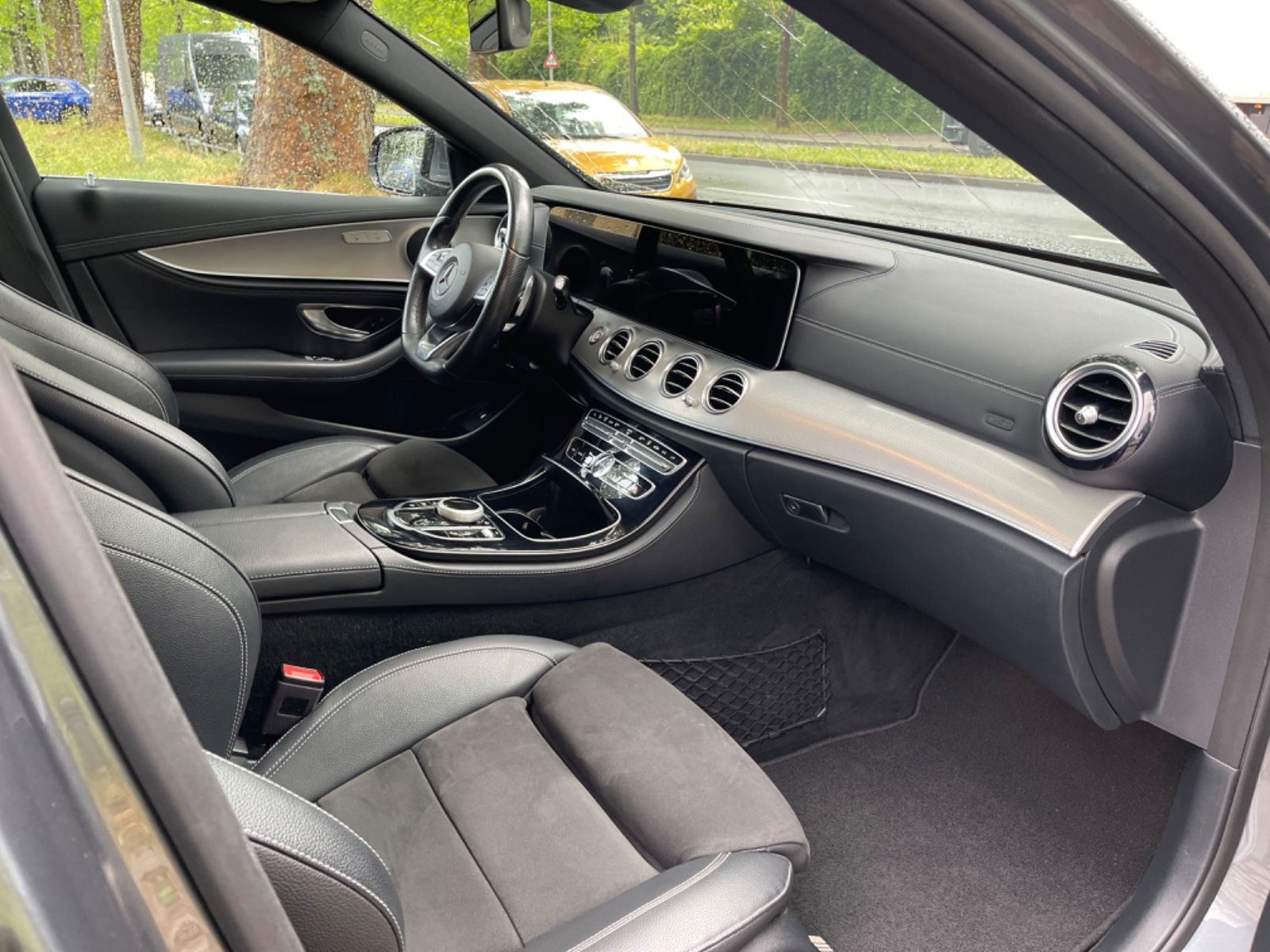 Fahrzeugabbildung Mercedes-Benz E 220d T 4Matic AMG*Standheizung*AmbientLight*