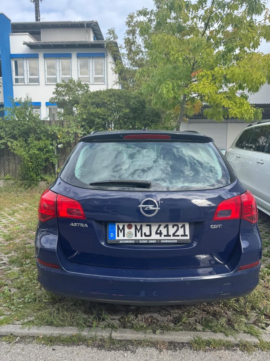Opel Astra 2012 — вигляд ззаду