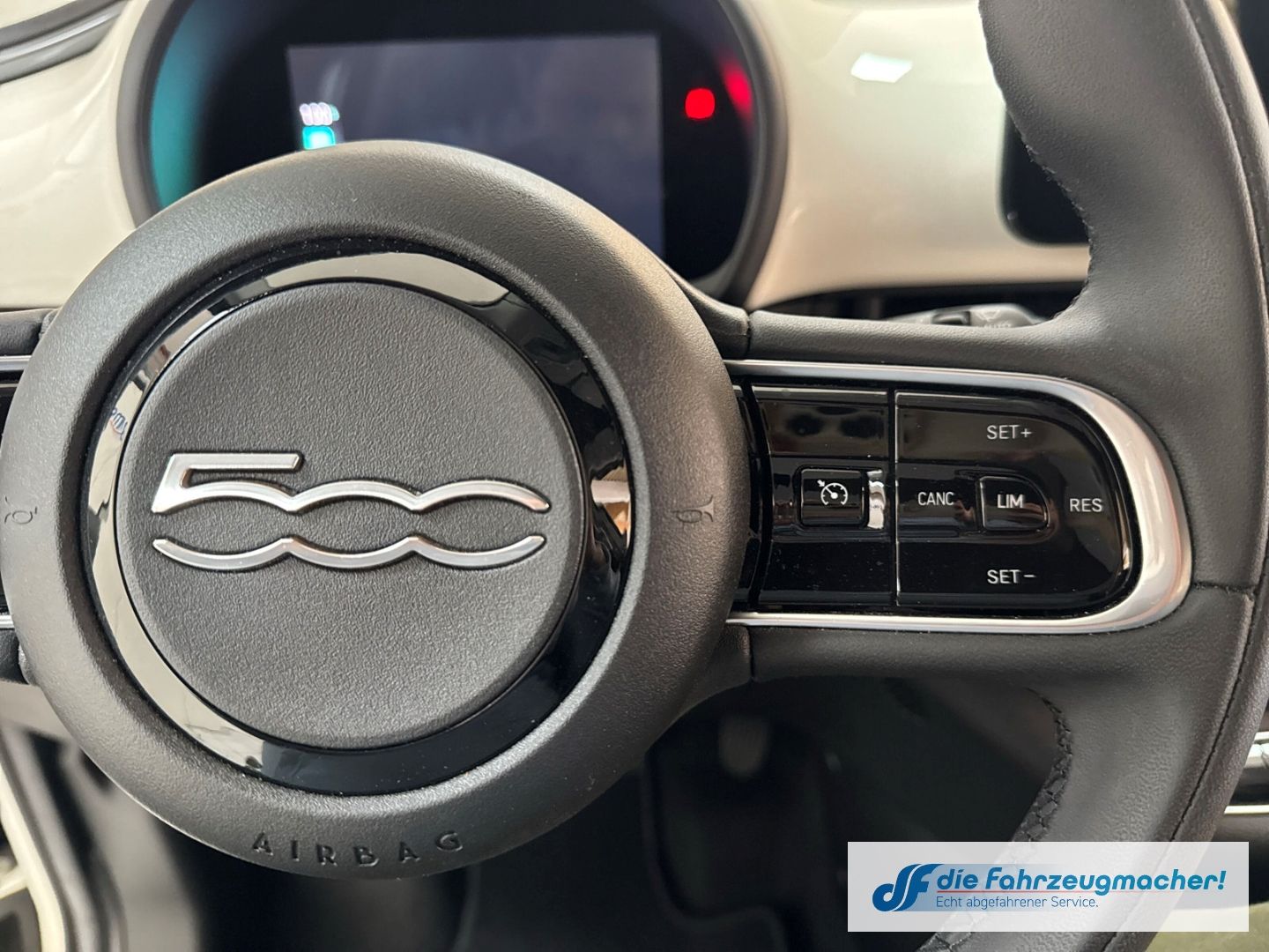 Fahrzeugabbildung Fiat 500e Apple CarPlay Android Auto Klimaautom Fahre