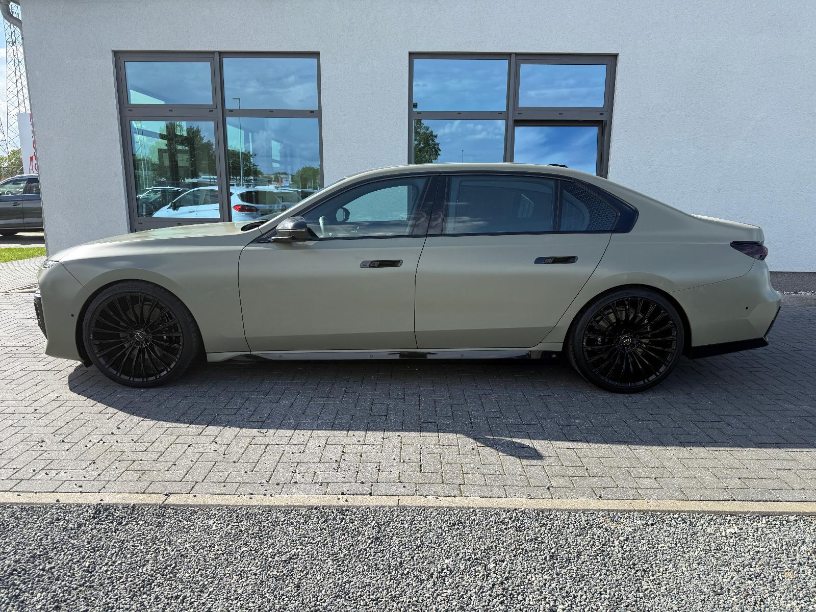 BMW 740d xDrive M Sport Crafted Clarity Sky Lounge