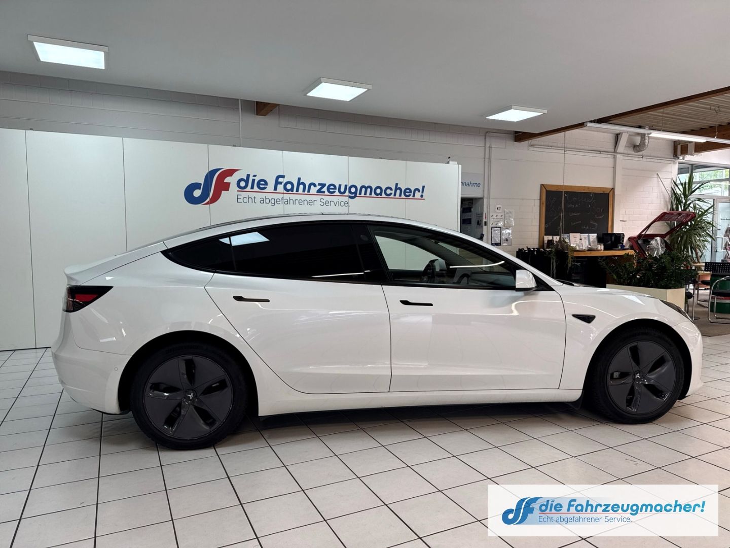 Fahrzeugabbildung Tesla Model 3 Basis RWD Soundsystem ACC El. Heckklappe