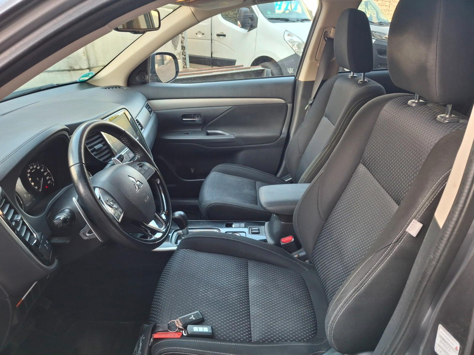 Mitsubishi Outlander Plus 4WD-Xenon-AHK-1 HAND