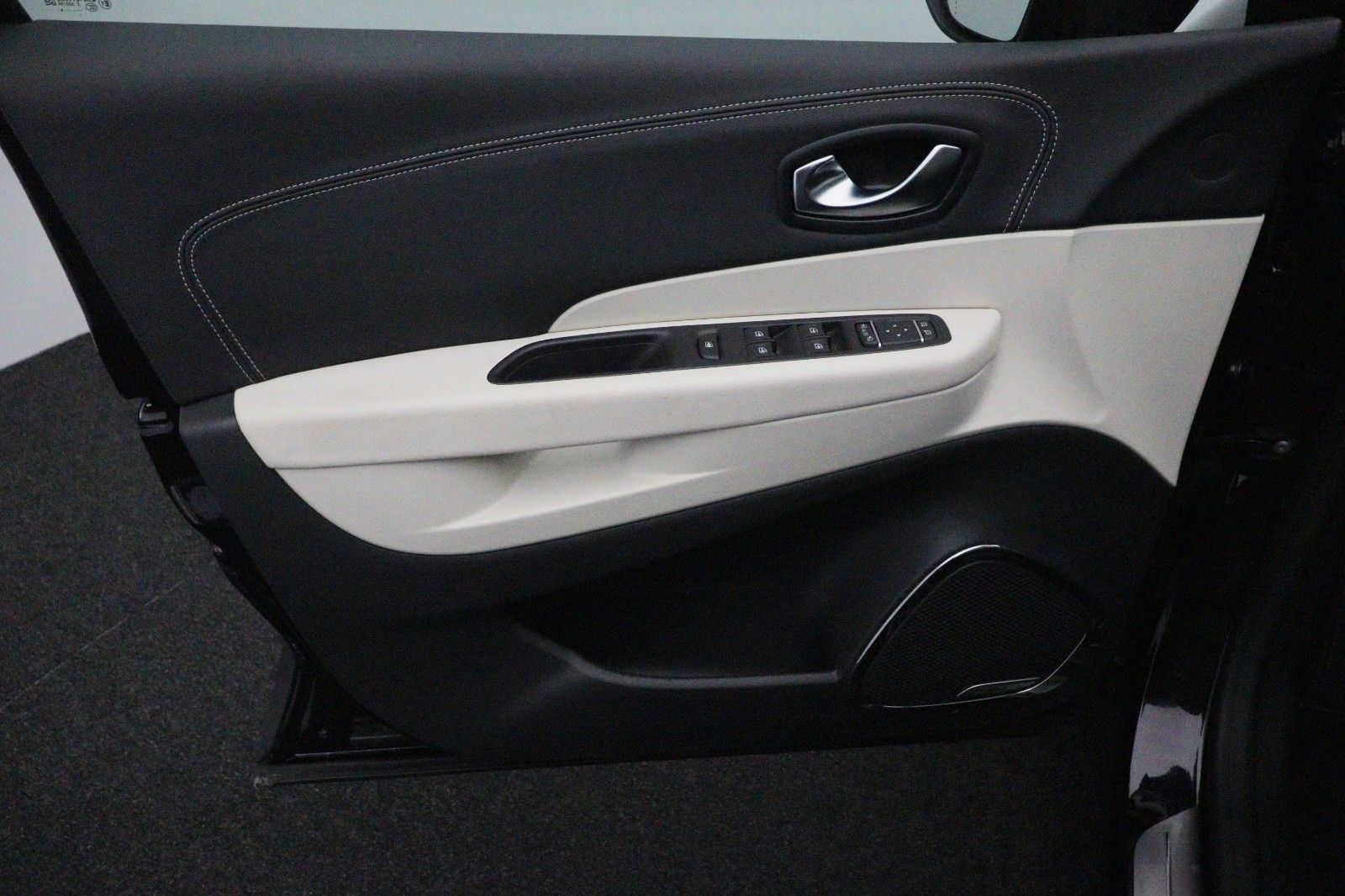 Fahrzeugabbildung Renault Captur 1.2 TCe 120 Initiale Paris NAVI BOSE PANO