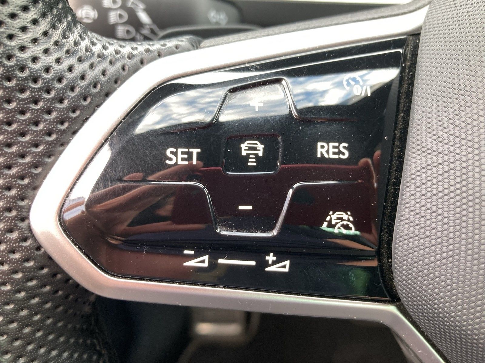 Fahrzeugabbildung Volkswagen Tiguan TDI R-Line DSG Matrix Navi AHK STH PDC