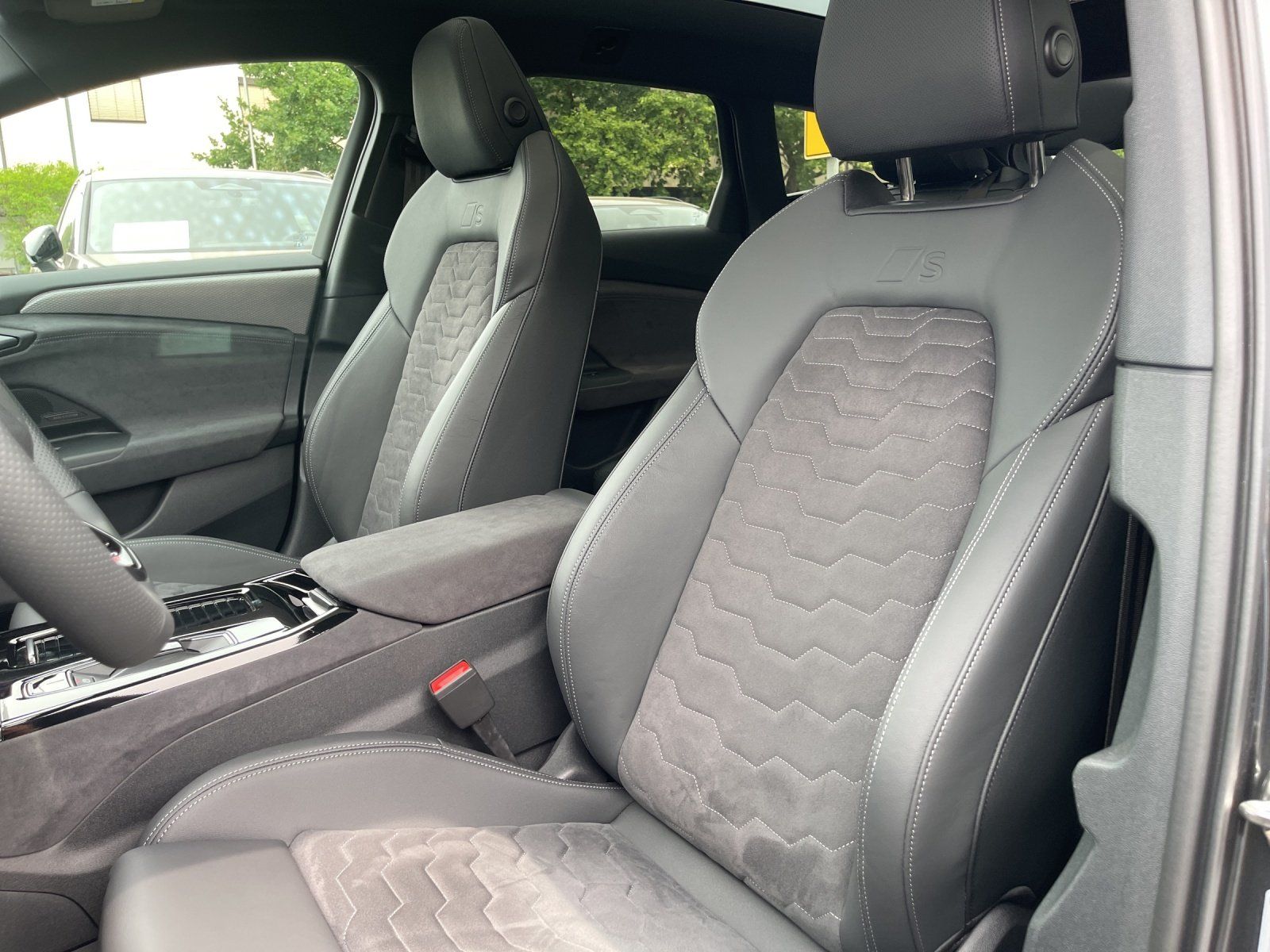 Fahrzeugabbildung Audi A6 Avant e-tron edition one edition one grey e-t