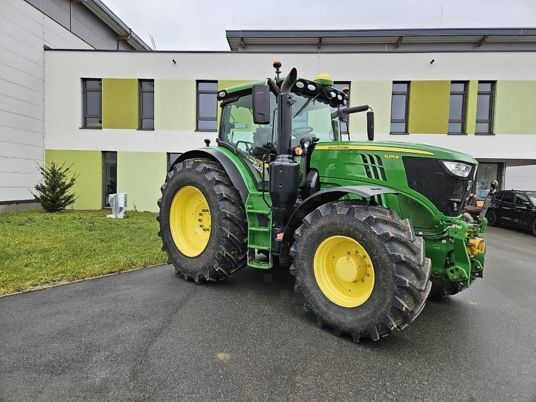 John Deere 6215R