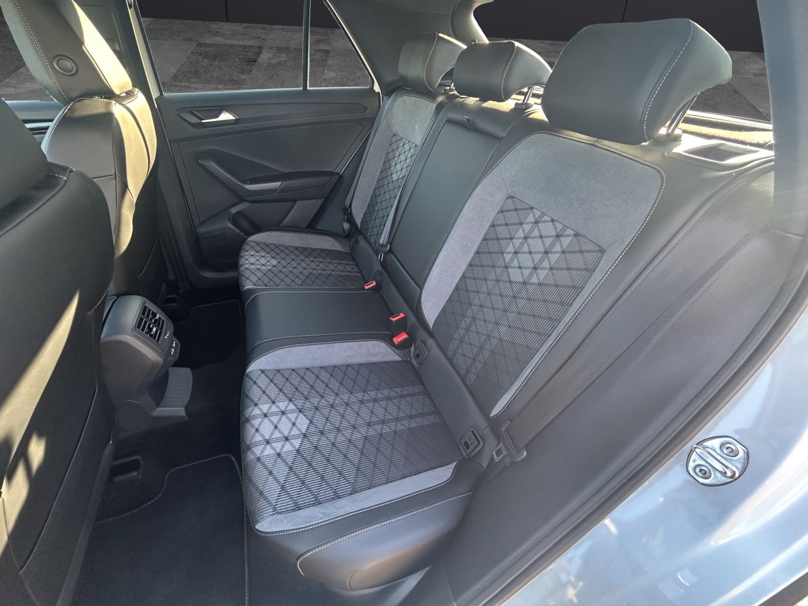 Fahrzeugabbildung Volkswagen T-Roc R-Line TSI IQ.Light ACC SH RearView AppCon
